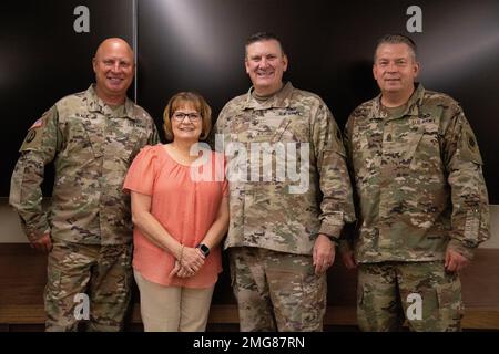 Comando Chief Warrant Officer (5) Thomas R. Black, consulente principale del corpo degli ufficiali di warrant presso il consigliere generale della Guardia nazionale dell'Illinois; Assistente esecutivo Kelly Wood; col. Leonard Williams, Capo dello stato maggiore della Guardia nazionale dell'esercito dell'Illinois; Behary, comandante Sergente maggiore per la Guardia Nazionale dell'esercito dell'Illinois tutta la posa dopo legno è dato un bouquet di fiori. Foto Stock