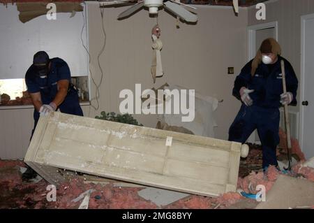 Aftermath and Relief - 26-HK-294-114. Uragano Katrina Foto Stock