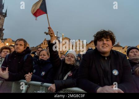 Praga, Repubblica Ceca. 25th Jan, 2023. La gente partecipa all'evento finale della campagna elettorale presidenziale del candidato presidenziale Petr Pavel nella piazza della città vecchia di Praga. Petr Pavel affronterà l'ex primo ministro ceco e miliardario Andrej Babis nel secondo turno delle elezioni presidenziali ceche, che si terrà il 27th e 28th gennaio 2023. (Foto di Tomas Tkacik/SOPA Images/Sipa USA) Credit: Sipa USA/Alamy Live News Foto Stock