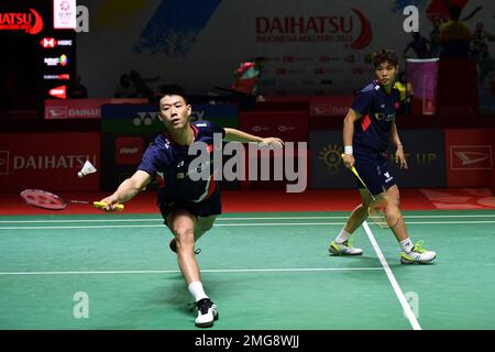 Giacarta, Indonesia. 25th Jan, 2023. Feng Yanzhe (L)/Huang Dongping della Cina gareggiano durante la partita mista di primo turno contro Praveen Jordan/Melati Daeva Oktavianti dell'Indonesia al Masters Indonesia 2023 a Giacarta, Indonesia, 25 gennaio 2023. Credit: Xu Qin/Xinhua/Alamy Live News Foto Stock