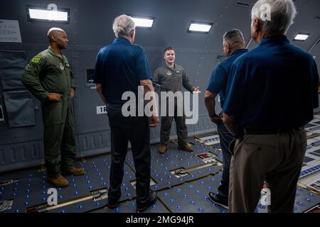 Un Airman assegnato alla 916th Air Refueling Wing offre un tour del KC-46A Pegasus durante il tour delle leggende dell'Air & Space Forces Association alla base dell'aeronautica militare Seymour Johnson, North Carolina, 22 agosto 2022. L'AFA Legends Tour mira a interagire con gli Airmen e a promuovere discussioni aperte con l'ex dirigente dell'aeronautica militare. Foto Stock