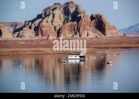 Il lago Powell è un lago artificiale creato con la costruzione della diga di Glen Canyon vicino a Page, Arizona. Foto Stock