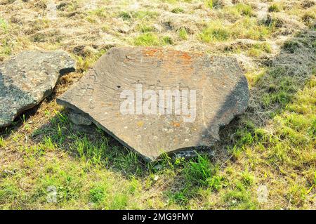 Una grande pietra piatta con antichi dipinti rupestri raffiguranti figure umane. Museo Stellarium, Khakassia, Siberia, Russia. Foto Stock