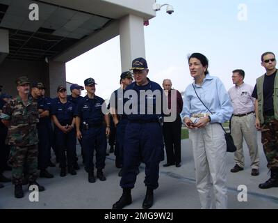 Il posto di comando di incidente dell'UDE New Orleans - Rita - 26-HK-307-26. Visita del comandante Thomas H. Collins. Uragano Katrina Foto Stock