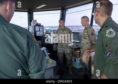 Tecnico. James Freeman, 374th Operations Support Squadron Chief Controller, fornisce un breve resoconto al Gen. James Jacobson, vice comandante delle forze aeree del Pacifico, presso la base aerea di Yokota, Giappone, 22 agosto 2022. Durante la visita, Jacobson ha fatto un giro in varie strutture per vedere i progetti attuali e i piani di sviluppo per Yokota. Foto Stock