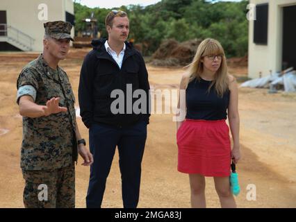 STATI UNITI Christopher L. Bopp, comandante della base dei corpi marini Camp Blaz, ha lasciato, parla con i membri della delegazione del personale del Congresso degli Stati Uniti, a destra, durante una visita in Guam, il 22 agosto 2022. Diversi leader chiave si sono riuniti per discutere il futuro sviluppo della presenza militare e della costruzione in Guam. Foto Stock