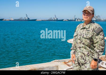 STAZIONE NAVALE ROTA, Spagna (22 agosto 2022) Mate machinista 2nd Classe Michella Mayorca, capo ufficiale e capocedale master per la Stazione Navale (NAVSTA) Rota Port Operations Department, posa per una foto al porto di NAVSTA Rota, 22 agosto 2022. (Foto di NAVSTA Rota Public Affairs Office) Foto Stock