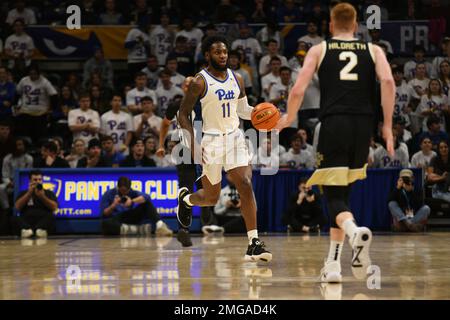 Pittsburgh, Pennsylvania, Stati Uniti. 25th Jan, 2023. 25th gennaio 2023 Pittsburgh Panthers guard Jamarius Burton (11) si occupa della palla durante la partita di pallacanestro del college tra i Wake Forest Demon Deacons e i Pittsburgh Panthers al Petersen Events Center di Pittsburgh, Pennsylvania. (Credit Image: © Jake Mysliwczyk/BMR via ZUMA Press Wire) SOLO PER USO EDITORIALE! Non per USO commerciale! Foto Stock