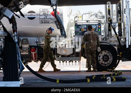 NEGLI STATI UNITI Air Force Airman e un aviatore Royal Australian Air Force gestiscono un camion a carburante presso la base RAAF Curtin, Australia Occidentale, 22 agosto 2022. Pacific Air Forces si allena insieme ad alleati e partner per migliorare l'interoperabilità e rafforzare la capacità collettiva di supportare un Indo-Pacific libero e aperto. Foto Stock