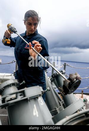 MARE DELLE FILIPPINE (22 agosto 2022) – Lt. j.g. Spencer McVeigh, di San Diego, pulisce i tubi di lancio di un sistema di lancio Decoy Mark 53 durante la manutenzione di routine a bordo del missile-cacciatorpediniere guidato Arleigh Burke USS Barry (DDG 52). Barry viene assegnato al Comandante, Task Force 71/Destroyer Squadron (DESRON) 15, il più grande DESRON della Marina e la principale forza di superficie della flotta statunitense 7th. Foto Stock