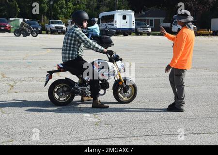 GRANDI LAGHI (23 agosto 2022) Fred McMullen, istruttore americano di addestramento del motociclo, parla con uno degli studenti durante una sessione di addestramento del motociclo a Camp Barry a bordo della stazione navale dei grandi Laghi. Recruit Training Command and Naval Station Great Lakes Safety ha ospitato istruttori di American Motorcycle Training per fornire un totale di cinque sessioni di formazione per piloti orientati alla sicurezza in tre giorni consecutivi dal 22 al 24 agosto. Ogni sessione è stata di tre ore e ha ospitato fino a 12 piloti. Foto Stock