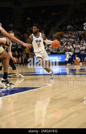 Pittsburgh, Pennsylvania, Stati Uniti. 25th Jan, 2023. 25th gennaio 2023Pittsburgh la guardia delle Pantere Jamarius Burton (11) si occupa della palla durante la partita di pallacanestro del college tra i Wake Forest Demon Deacons e i Pittsburgh Panthers al Petersen Events Center di Pittsburgh, Pennsylvania. (Credit Image: © Jake Mysliwczyk/BMR via ZUMA Press Wire) SOLO PER USO EDITORIALE! Non per USO commerciale! Foto Stock