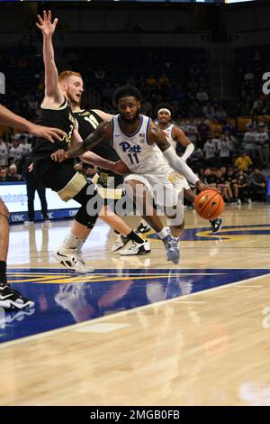 Pittsburgh, Pennsylvania, Stati Uniti. 25th Jan, 2023. 25th gennaio 2023 Pittsburgh Panthers guard Jamarius Burton (11) guida verso il basket durante la partita di pallacanestro del college tra i Wake Forest Demon Deacons e i Pittsburgh Panthers al Petersen Events Center di Pittsburgh, Pennsylvania. (Credit Image: © Jake Mysliwczyk/BMR via ZUMA Press Wire) SOLO PER USO EDITORIALE! Non per USO commerciale! Foto Stock