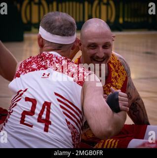 STATI UNITI Il personale del corpo Marino Sgt. Michael Scott, compete contro il team Canada, nel basket su sedia a rotelle durante i 2022 DoD Warrior Games di Orlando, Fla. Il 23 agosto 2022. L'evento annuale celebra la resilienza e la dedizione degli Stati Uniti feriti, malati e feriti Membri del servizio e veterani. Foto Stock