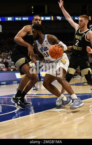 Pittsburgh, Pennsylvania, Stati Uniti. 25th Jan, 2023. 25th gennaio 2023 Pittsburgh Panthers guard Jamarius Burton (11) guida verso il basket durante la partita di pallacanestro del college tra i Wake Forest Demon Deacons e i Pittsburgh Panthers al Petersen Events Center di Pittsburgh, Pennsylvania. (Credit Image: © Jake Mysliwczyk/BMR via ZUMA Press Wire) SOLO PER USO EDITORIALE! Non per USO commerciale! Foto Stock