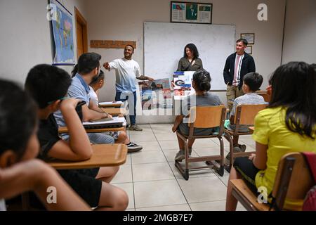 Gli airmen assegnati a 39th Air base Wing (ABW) attualmente presenti alla Airman Leadership School (ALS) presentano brevemente la cultura americana all'Associazione Turco-americana (TAA) di Adana, Turchia, 23 agosto 2022. L'ALS Airmen ha visitato il TAA per migliorare le relazioni tra il personale del 39th ABW e la comunità locale. TAA è un'organizzazione locale che insegna ai suoi studenti come parlare inglese per aumentare le loro opportunità future. Foto Stock