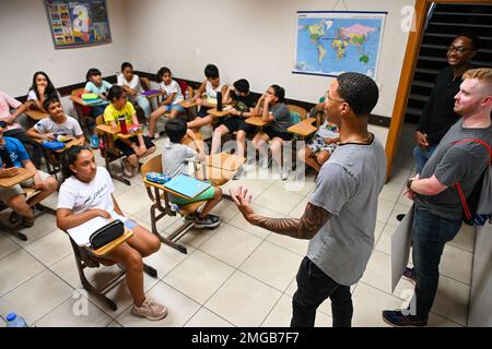 Gli airmen assegnati a 39th Air base Wing (ABW) attualmente presenti alla Airman Leadership School (ALS) presentano brevemente la cultura americana all'Associazione Turco-americana (TAA) di Adana, Turchia, 23 agosto 2022. L'ALS Airmen ha visitato il TAA per migliorare le relazioni tra il personale del 39th ABW e la comunità locale. TAA è un'organizzazione locale che insegna ai suoi studenti come parlare inglese per aumentare le loro opportunità future. Foto Stock