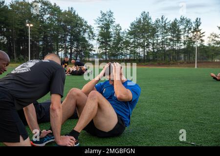 La 10th Divisione montagna CSM NEMA Mobar raccoglie le attuali major sergente di ogni Brigata rappresentata a Fort Drum per la leadership PT il 23 agosto 2022, presso la NCO Academy, Fort Drum, NY. Foto Stock