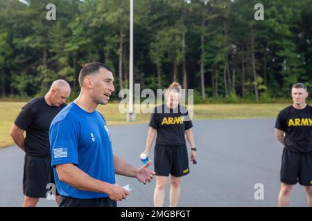 La 10th Divisione montagna CSM NEMA Mobar raccoglie le attuali major sergente di ogni Brigata rappresentata a Fort Drum per la leadership PT il 23 agosto 2022, presso la NCO Academy, Fort Drum, NY. Foto Stock