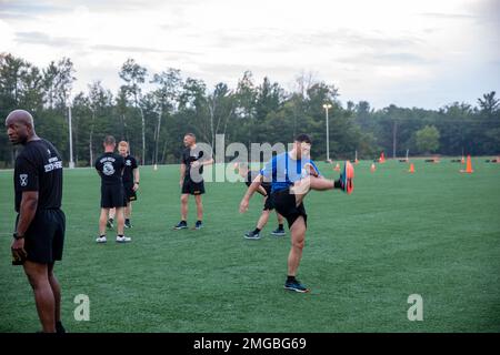 La 10th Divisione montagna CSM NEMA Mobar raccoglie le attuali major sergente di ogni Brigata rappresentata a Fort Drum per la leadership PT il 23 agosto 2022, presso la NCO Academy, Fort Drum, NY. CSM Mobar crede che la costruzione di grandi leader dell'esercito e cameratismo inizia con il PT di mattina presto. Foto Stock