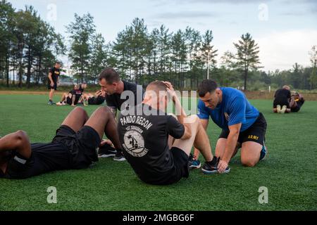 La 10th Divisione montagna CSM NEMA Mobar raccoglie le attuali major sergente di ogni Brigata rappresentata a Fort Drum per la leadership PT il 23 agosto 2022, presso la NCO Academy, Fort Drum, NY. Foto Stock