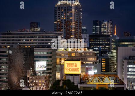 Tokyo, Giappone. 24th Jan, 2023. Viste dello skyline di Tokyo da Shibuya in serata con edifici di uffici, alti progetti di sviluppo di immobili commerciali e costruzioni residenziali. Economia giapponese, grattacieli. La stazione JR East Shibuya è stata sottoposta a importanti lavori di ristrutturazione nel quadro dello sviluppo immobiliare commerciale da parte delle compagnie ferroviarie e della Tokyu Corporation. La costruzione del Shibuya Scramble Square è un esempio di questo. Recentemente la Yamanote Line, la linea di pendolari più trafficata della Tokyo metropolitana, è stata chiusa in una direzione per una settimana per spostare il Foto Stock