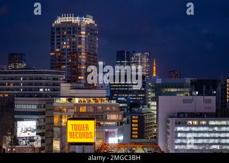 Tokyo, Giappone. 24th Jan, 2023. Viste dello skyline di Tokyo da Shibuya in serata con edifici di uffici, alti progetti di sviluppo di immobili commerciali e costruzioni residenziali. Economia giapponese, grattacieli. La stazione JR East Shibuya è stata sottoposta a importanti lavori di ristrutturazione nel quadro dello sviluppo immobiliare commerciale da parte delle compagnie ferroviarie e della Tokyu Corporation. La costruzione del Shibuya Scramble Square è un esempio di questo. Recentemente la Yamanote Line, la linea di pendolari più trafficata della Tokyo metropolitana, è stata chiusa in una direzione per una settimana per spostare il Foto Stock