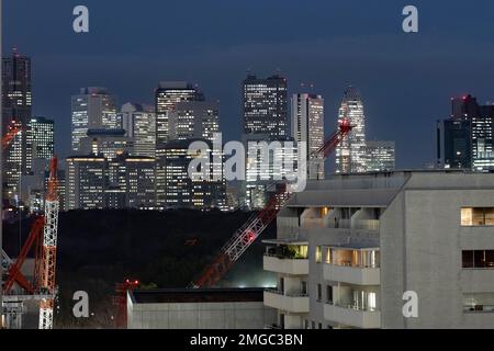 Tokyo, Giappone. 24th Jan, 2023. Viste dello skyline di Tokyo da Shibuya in serata con edifici di uffici, alti progetti di sviluppo di immobili commerciali e costruzioni residenziali. Economia giapponese, grattacieli. La stazione JR East Shibuya è stata sottoposta a importanti lavori di ristrutturazione nel quadro dello sviluppo immobiliare commerciale da parte delle compagnie ferroviarie e della Tokyu Corporation. La costruzione del Shibuya Scramble Square è un esempio di questo. Recentemente la Yamanote Line, la linea di pendolari più trafficata della Tokyo metropolitana, è stata chiusa in una direzione per una settimana per spostare il Foto Stock