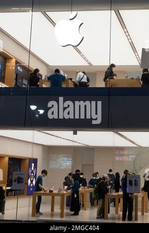 Tokyo, Giappone. 24th Jan, 2023. Gli acquirenti di un Apple Store a Shibuya durante la sera. Apple Inc. È una multinazionale americana di tecnologia con sede a Cupertino, California. Progetta, sviluppa e vende elettronica di consumo, software per computer e servizi online. Apple è meglio conosciuta per i suoi prodotti iconici come iPhone, iPad, Mac e Apple Watch. L'azienda è anche ben nota per la sua attenzione al design e all'esperienza degli utenti e per la sua leadership visionaria sotto l'ultimo Steve Jobs.The JR East Shibuya Station è stato sottoposto a importanti ristrutturazioni in mezzo a un vero e proprio estat commerciale Foto Stock