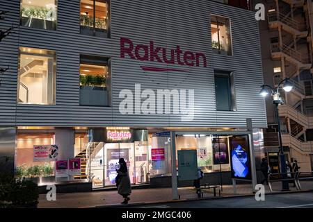 Tokyo, Giappone. 24th Jan, 2023. Un negozio di cellulari Rakuten a Shibuya.Rakuten (Æ ¥ ½å¤ © ) è una delle piattaforme di e-commerce più grandi e popolari del Giappone. Offre un'ampia varietà di prodotti e servizi, tra cui acquisti online, prenotazioni di viaggio e servizi finanziari. L'azienda è nota anche per il suo programma fedeltà e per il sistema di rimborso. Rakuten è anche un'azienda globale presente in diversi paesi. La loro attività di telefonia mobile, insieme a SoftBank è molto maligned per i contratti di servizio di telefonia cellulare rigorosi e prezzi costosi rispetto ai gestori wireless americani. Il JR East Shibuy Foto Stock