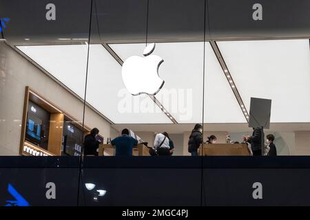 Tokyo, Giappone. 24th Jan, 2023. Gli acquirenti di un Apple Store a Shibuya durante la sera. Apple Inc. È una multinazionale americana di tecnologia con sede a Cupertino, California. Progetta, sviluppa e vende elettronica di consumo, software per computer e servizi online. Apple è meglio conosciuta per i suoi prodotti iconici come iPhone, iPad, Mac e Apple Watch. L'azienda è anche ben nota per la sua attenzione al design e all'esperienza degli utenti e per la sua leadership visionaria sotto l'ultimo Steve Jobs.The JR East Shibuya Station è stato sottoposto a importanti ristrutturazioni in mezzo a un vero e proprio estat commerciale Foto Stock