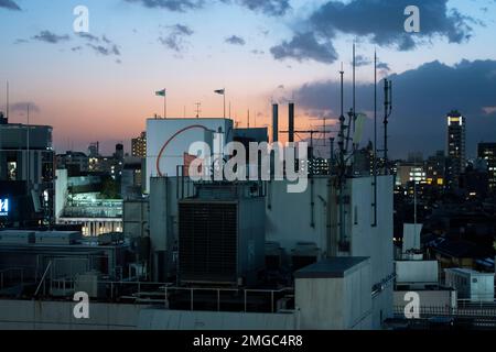 Tokyo, Giappone. 24th Jan, 2023. Viste dello skyline di Tokyo da Shibuya in serata con edifici di uffici, alti progetti di sviluppo di immobili commerciali e costruzioni residenziali. Economia giapponese, grattacieli. La stazione JR East Shibuya è stata sottoposta a importanti lavori di ristrutturazione nel quadro dello sviluppo immobiliare commerciale da parte delle compagnie ferroviarie e della Tokyu Corporation. La costruzione del Shibuya Scramble Square è un esempio di questo. Recentemente la Yamanote Line, la linea di pendolari più trafficata della Tokyo metropolitana, è stata chiusa in una direzione per una settimana per spostare il Foto Stock