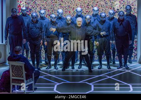 PRODUZIONE - 23 gennaio 2023, Brandeburgo, Cottbus: Durante una prova per il 'Tristan und Isolde' di Richard Wagner, Bryan Register (Tristan, l) e Andreas Jäpel (Kurwenal), così come il coro lirico (back) sono in scena allo Staatstheater Cottbus. La direzione musicale per la trama di Wagner in tre atti, che celebrerà la sua prima il 28 gennaio 2023 nella Grande Casa del Cottbus state Theater, è fornita dal direttore generale della musica Alexander Merzyn, diretto da Intendant Stephan Märki, il palcoscenico progettato da Philipp Fürhofer, E Hannah Barbara Bachmann e Philipp Fürhofer sono responsabili Foto Stock