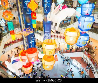Bangkok, Thailandia - 14 gennaio 2023: Lanterna decorato anno del coniglio per il Capodanno cinese al centro commerciale Central World di Bangkok. Foto Stock