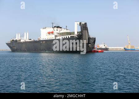 STATI UNITI. Naval Ship Seay (T–AKR-302) è spinto da Yanbu Commercial Port Boats durante Exercise Native Fury 22 a Yanbu Commercial Port, Regno dell'Arabia Saudita, 24 agosto 2022. Nativo Fury 22 è un esercizio biennale focalizzato sulla dimostrazione del rapido offload e l'integrazione di una forza marittima preposizionata negli Stati Uniti Area di responsabilità del comando centrale a sostegno della sicurezza regionale, della risposta alle crisi e delle operazioni di emergenza. Foto Stock