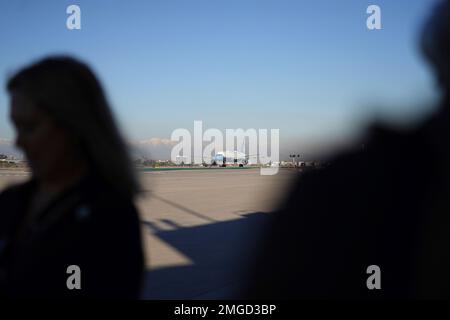 Los Angeles, California, Stati Uniti. 25th Jan, 2023. Il Vice Presidente degli Stati Uniti Kamala Harris arriva all'Aeroporto Internazionale di Los Angeles, California, USA, il 25 gennaio 2023. Il Vice Presidente Harris sta visitando un memoriale e le famiglie di una sparatoria di massa avvenuta a Monterey Park, California, sabato 21 2023, lasciando 11 morti e 10 feriti. Credito: Cena Allison/piscina tramite CNP/dpa/Alamy Live News Foto Stock