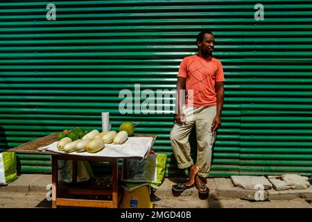 Isole Seychelles Mahe 2018 marzo, le persone che vendono cibo al mercato di Sir Selwyn Selwyn Clarke Market. Foto Stock