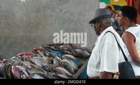 Isole Seychelles Mahe 2018 marzo, le persone che vendono cibo al mercato di Sir Selwyn Selwyn Clarke Market. Foto Stock