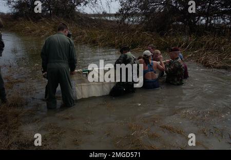 Dolphin Rescue - 26-HK-130-262. Uragano Katrina Foto Stock