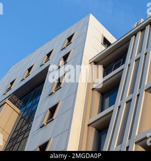 Casa a più piani con molte finestre, balconi e aria condizionata. Foto di dettaglio del vecchio grattacielo. Foto Stock