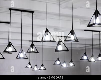 I moderni e minimalisti pendenti sospesi, lampadario. Foto Stock