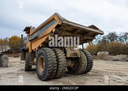 Dumper per attività minerarie di grandi dimensioni. Industria dei trasporti. Estrazione di pietra in una buca aperta. Foto Stock