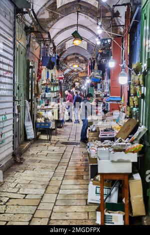 Gerusalemme, Israele - 15 novembre 2022: Bazar arabo nella Città Vecchia di Gerusalemme. Foto Stock