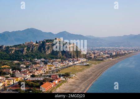 Veduta aerea della città di Milazzo, situata sul mare, e del Castello di Milazzo, Castello di Milazzo, su una collina rocciosa nel centro della città. Foto Stock