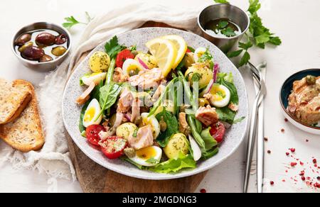 Insalata nicoise, piatto tradizionale francese. Insalata di tonno, dieta mediterranea sana. Foto Stock