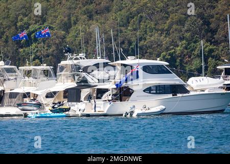 Sydney, Australia. Giovedì 26th gennaio 2023. I proprietari di barche celebrano l'Australia Day in acqua a Pittwater Sydney, battendo bandiere australiane sulle loro barche e in alcuni casi indossando abiti patriottici australiani. Le prove mostrano un interesse in calo in questa giornata nazionale, in particolare tra le generazioni più giovani. Credit: martin berry/Alamy Live News Credit: martin berry/Alamy Live News Foto Stock