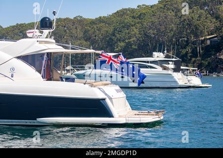 Sydney, Australia. Giovedì 26th gennaio 2023. I proprietari di barche celebrano l'Australia Day in acqua a Pittwater Sydney, battendo bandiere australiane sulle loro barche e in alcuni casi indossando abiti patriottici australiani. Le prove mostrano un interesse in calo in questa giornata nazionale, in particolare tra le generazioni più giovani. Credit: martin berry/Alamy Live News Credit: martin berry/Alamy Live News Foto Stock