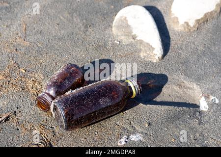 Una bottiglia di vetro vuota si è lavata in spiaggia Foto Stock