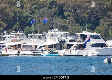 Sydney, Australia. Giovedì 26th gennaio 2023. I proprietari di barche celebrano l'Australia Day in acqua a Pittwater Sydney, battendo bandiere australiane sulle loro barche e in alcuni casi indossando abiti patriottici australiani. Le prove mostrano un interesse in calo in questa giornata nazionale, in particolare tra le generazioni più giovani. Credit: martin berry/Alamy Live News Credit: martin berry/Alamy Live News Foto Stock