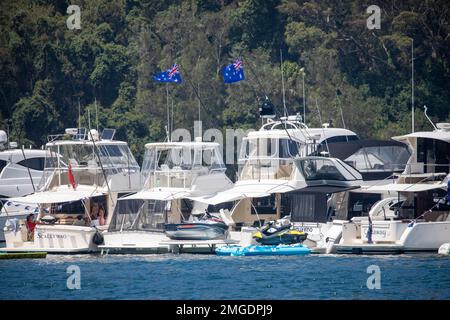 Sydney, Australia. Giovedì 26th gennaio 2023. I proprietari di barche celebrano l'Australia Day in acqua a Pittwater Sydney, battendo bandiere australiane sulle loro barche e in alcuni casi indossando abiti patriottici australiani. Le prove mostrano un interesse in calo in questa giornata nazionale, in particolare tra le generazioni più giovani. Credit: martin berry/Alamy Live News Credit: martin berry/Alamy Live News Foto Stock